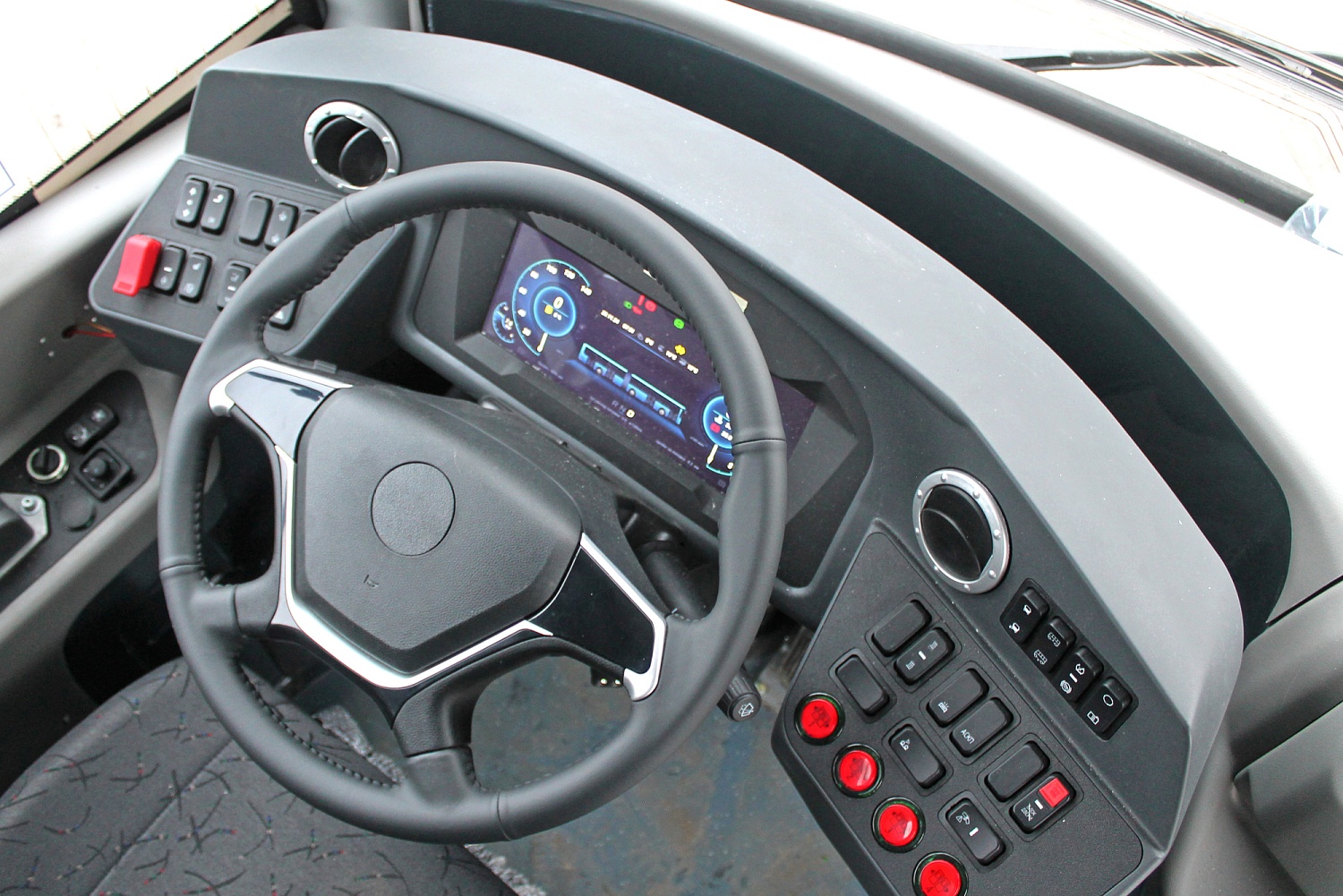 ООО "ТНСТ" поставлено 225 автобусов в Тюмень